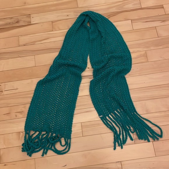 PISTIL super soft long crochet scarf with tassels - Picture 2 of 3